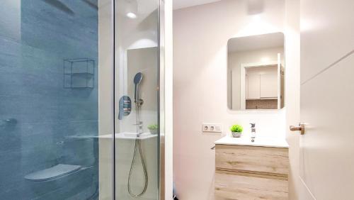 A bathroom at OleHolidays 616 Romana Playa junto al mar