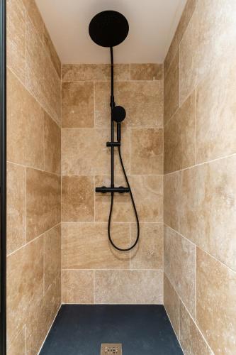 une douche avec pommeau de douche dans une salle de bain dans l'établissement Les Perles du Midi - Cocons calmes et unique en hyper-centre, à Toulouse