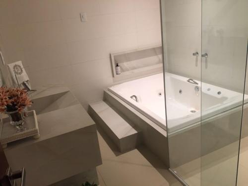 Das Bad ist mit einer Badewanne und einer Glasdusche ausgestattet. in der Unterkunft Jardins Plaza Hotel in Sousa