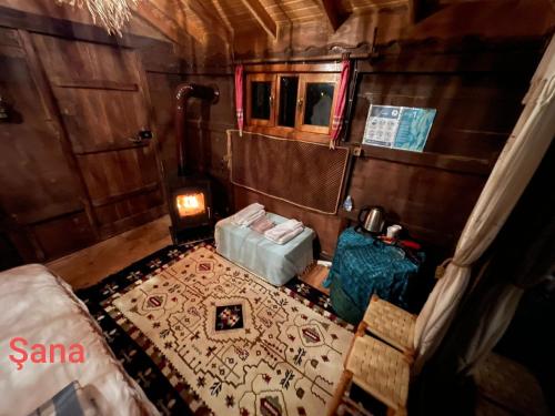 einen Blick über ein Zimmer mit einem Bett und Gepäck in der Unterkunft Olimbera Köy Evi in Artvin