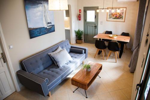 - un salon avec un canapé et une table dans l'établissement Casa Katrine, à Lakíthra