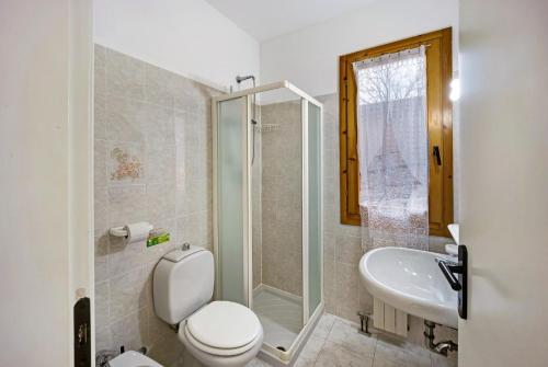 une salle de bain avec toilettes, lavabo et douche dans l'établissement Villaggio Colombo V3 comfort, à Marina dʼAndora