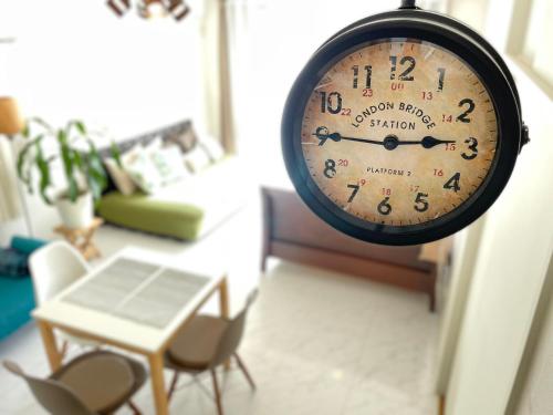 un reloj colgando de una pared en una sala de estar en Kamakura Jomyoji Terrace en Kamakura