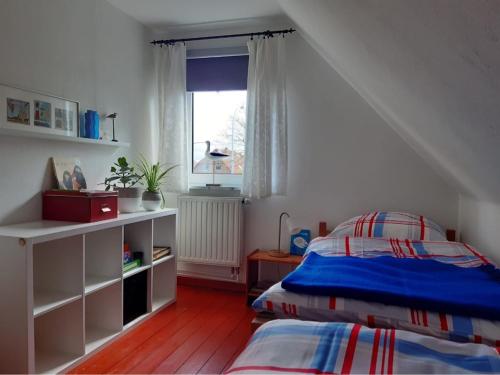 a bedroom with two beds and a window at Haus 5 Zehn in Werdum