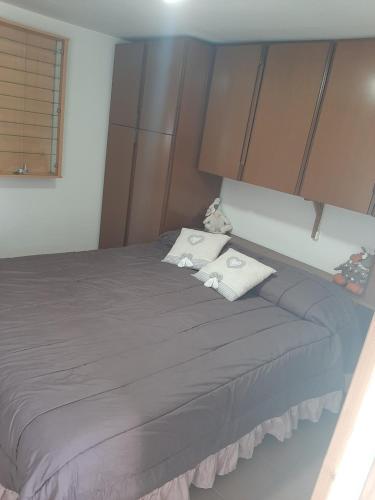 een slaapkamer met een groot bed met 2 kussens bij Casa Chiara in Nus