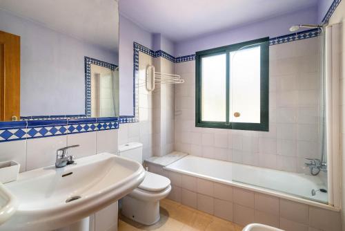 A bathroom at Spacious apartment in Marbella