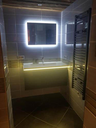 un baño con lavabo y espejo en Le Slalom, en Tignes