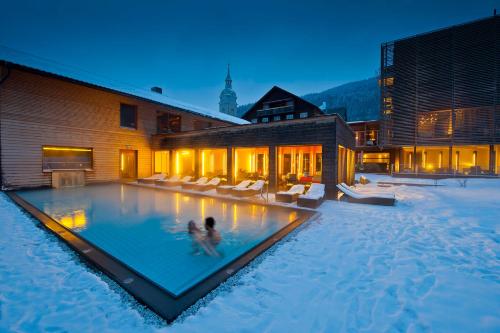 two people in a swimming pool in a building at GAMS zu zweit in Bezau