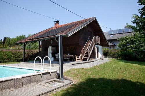una casa con piscina al lado de una casa en Gästehäuser Anni Ehrndorfer, en Ried im Innkreis