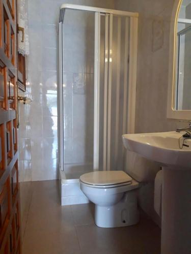 a bathroom with a toilet and a shower and a sink at casa Costa Dorada in Les tres Cales