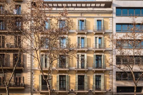 un immeuble d'appartements avec des balcons sur le côté dans l'établissement BYPILLOW Mothern, à Barcelone