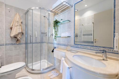 Koupelna v ubytování Novecento Suite Hotel