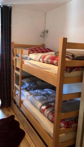 - une chambre avec deux lits superposés et un lit dans l'établissement Studio Fondue chocolat, 100m des pistes Wifi fibre, parking privé, à Bernex