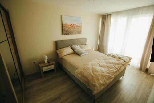 a bedroom with a bed and a window at Apartman Lazaro Cacak in Čačak
