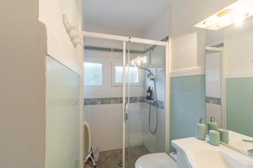 une salle de bain avec une douche, des toilettes et un lavabo dans l'établissement Le Mogador - Appartement famillial à 100m de la plage, à Arcachon