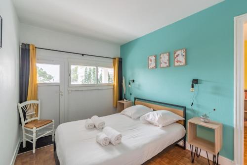 une chambre avec un lit avec des serviettes dessus dans l'établissement Le Mogador - Appartement famillial à 100m de la plage, à Arcachon