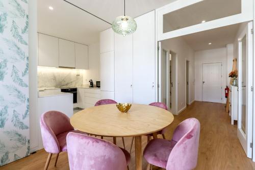 Santa Luzia Views - Modern City Centre Apartment with Iconic Views