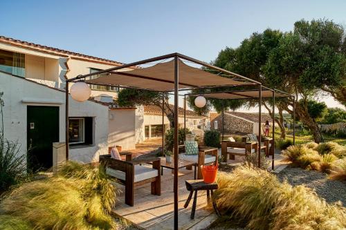 einen Pavillon mit einem Tisch und Stühlen darunter in der Unterkunft Agroturismo Turmaden des Capita in Alaior