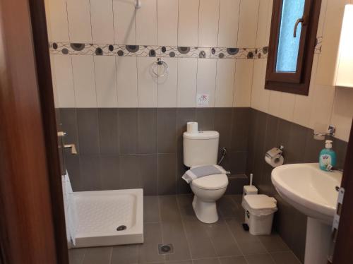 La petite salle de bains est pourvue de toilettes et d'un lavabo. dans l'établissement Sivota Casa Cleopatra, à Sivota