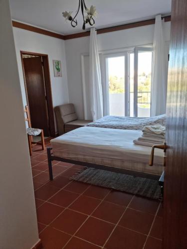 una camera da letto con un letto e una finestra di CASA DOCE Quinta Dos Arcos ad Alvor