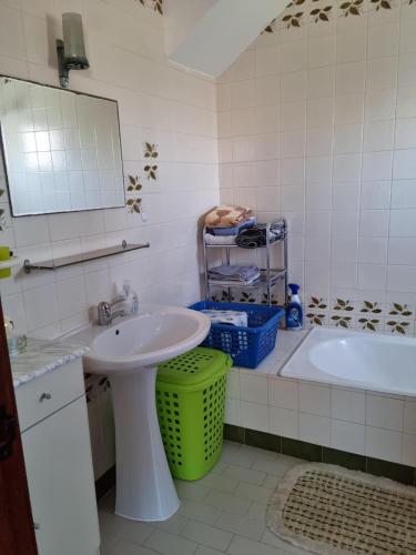 un bagno con lavandino e vasca da bagno di CASA DOCE Quinta Dos Arcos ad Alvor