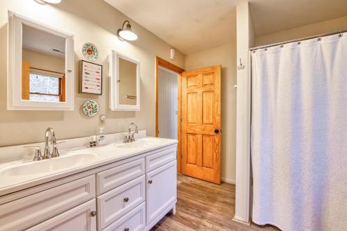 Un baño con dos lavabos y una ducha. en Balsam View, en Waynesville