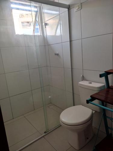 een badkamer met een toilet en een glazen douche bij Pertinho do mar 3 in João Pessoa