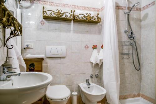 A bathroom at Borgo della Posta Monolocale in Centro