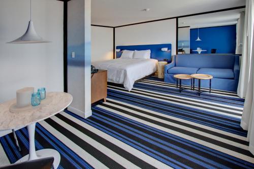 um quarto de hotel com uma cama e um sofá em Montauk Blue Hotel em Montauk
