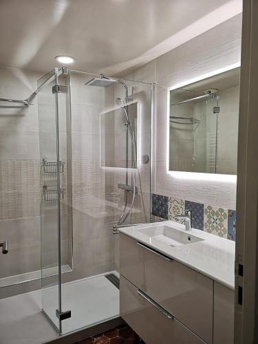 Photo de la galerie de l'établissement Appartement de caractère entre St Rémy et Avignon, 74m2, 2 à 4 personnes, à Noves