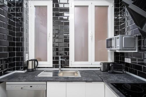 A kitchen or kitchenette at Moncloa Apartment