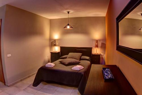 エスプルガ・デ・フランコリにあるアパートメンツ カ ラ パウレタの小さなベッドルーム(ベッド1台、テーブル付)