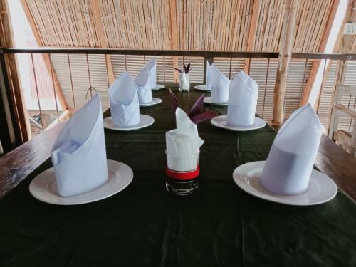 um grupo de chapéus brancos sobre uma mesa em ST 63 Home Stay & Tour Kampong Khleang em Kâmpóng Khleăng