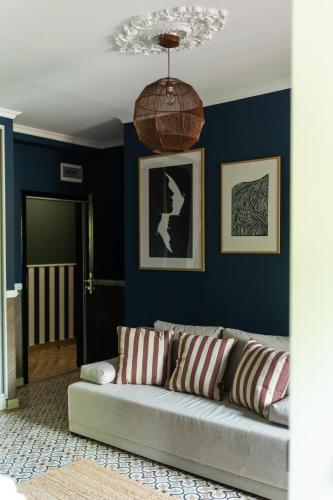 un sofá en una sala de estar con paredes azules en Apartament Zamkowy 2, en Kwidzyn