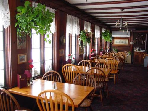 ห้องอาหารหรือที่รับประทานอาหารของ Lamies Inn & The Old Salt Tavern