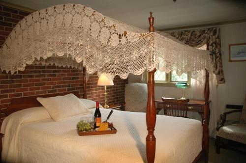 Un pat sau paturi într-o cameră la Lamies Inn & The Old Salt Tavern
