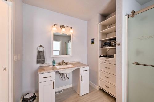 Dapur atau dapur kecil di Kenai Home with Fireplace Less Than 10 Mi to Big Eddy!