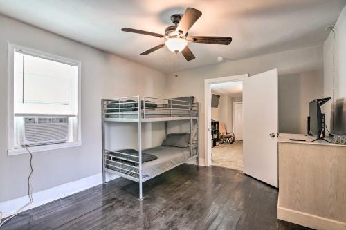 Zimmer mit einem Etagenbett und einem Deckenventilator. in der Unterkunft Cozy Galveston Apartment - Walk to Beach and Dining in Galveston