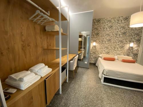 mały pokój z 2 łóżkami i lustrem w obiekcie La Taverna Antica Rooms w mieście Pescara