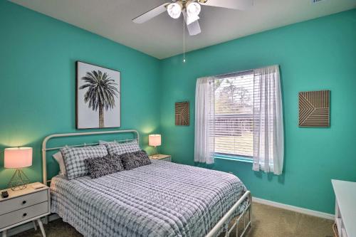 - une chambre avec un lit et un mur bleu dans l'établissement Pet-Friendly Palm Coast Home with Pool Table and Patio, à Palm Coast