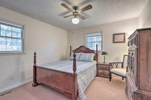 Voodi või voodid majutusasutuse Lake Sinclair Cottage with Deck and Boat Dock! toas