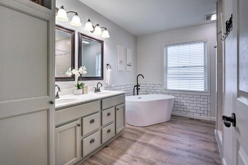 Hilltop Home Inside of Apple Valley! في Mount Vernon: حمام أبيض مع مغسلتين وحوض استحمام
