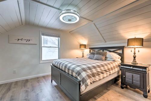 A bed or beds in a room at Hilltop Home Inside of Apple Valley!