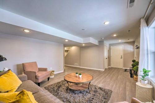 Ruang duduk di Hilltop Home Inside of Apple Valley!