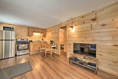 Fotografie z fotogalerie ubytování Cabin in The Huron-Manistee National Forest! v destinaci Wellston