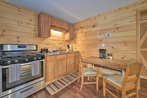 Fotografie z fotogalerie ubytování Cabin in The Huron-Manistee National Forest! v destinaci Wellston