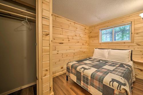 Postel nebo postele na pokoji v ubytování Cabin in The Huron-Manistee National Forest!