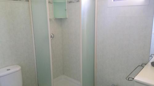 une douche avec une porte vitrée dans une salle de bain dans l'établissement Les Jardins de la Liberté, au Golfe-Juan