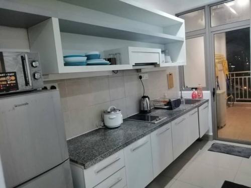 Nhà bếp/bếp nhỏ tại Shaftesbury Residences Cyberjaya Studio Suites Free Parking