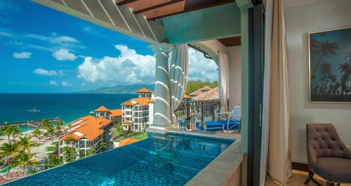 Sandals Grenada All Inclusive - Couples Only في Bamboo: اطلالة من شرفة منتجع مع مسبح